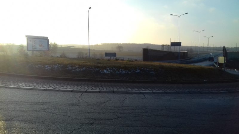 Rondo przy autostradzie A1 w Dębieńsku. Kiedy doczekamy się jego uporządkowania?