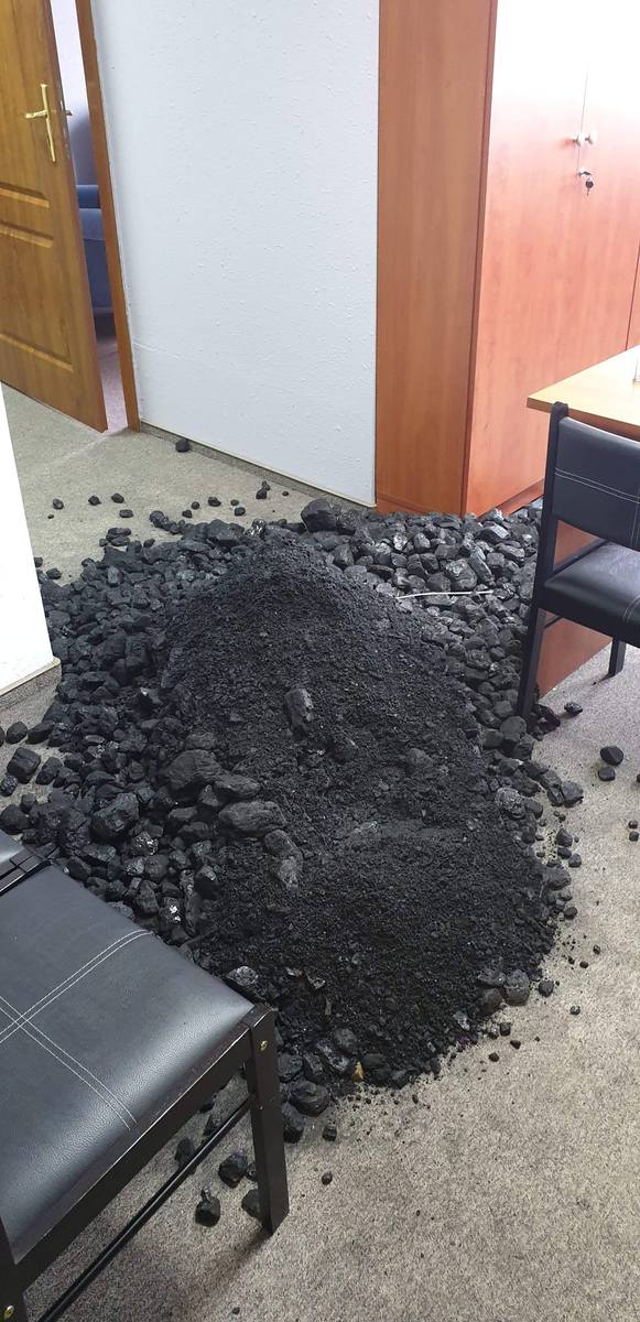 Związkowcy „Sierpień 80” wysypali węgiel w biurach poselskich PiS na Śląsku