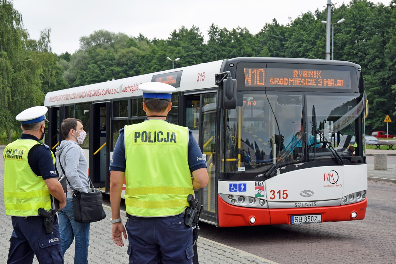 Policja kontroluje autobusy