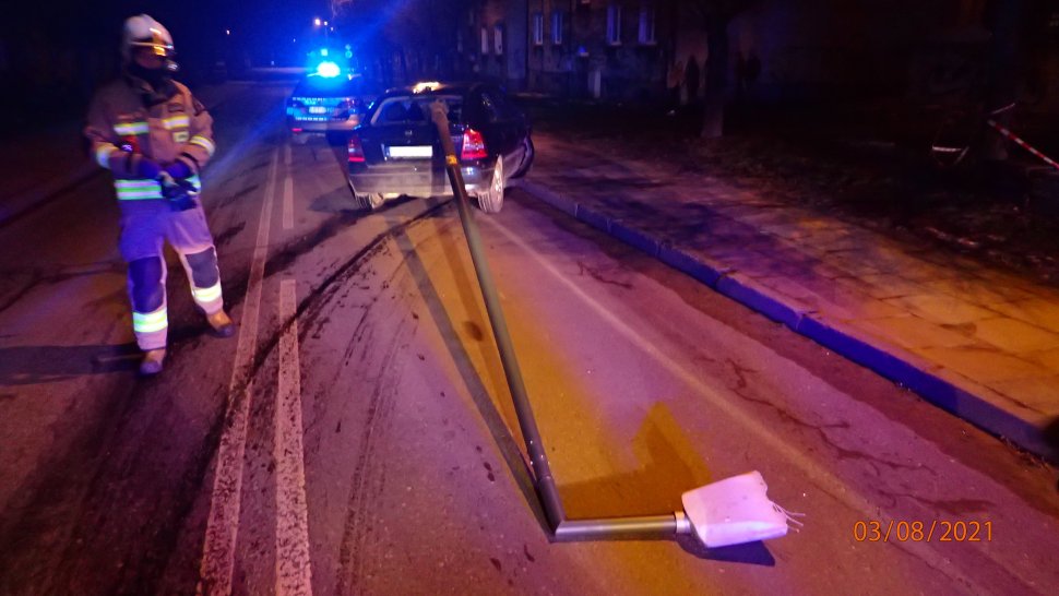Pijany kierowca uderzył w latarnię