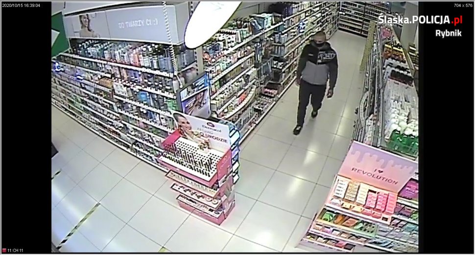 Policja poszukuje sprawcy kradzieży perfum