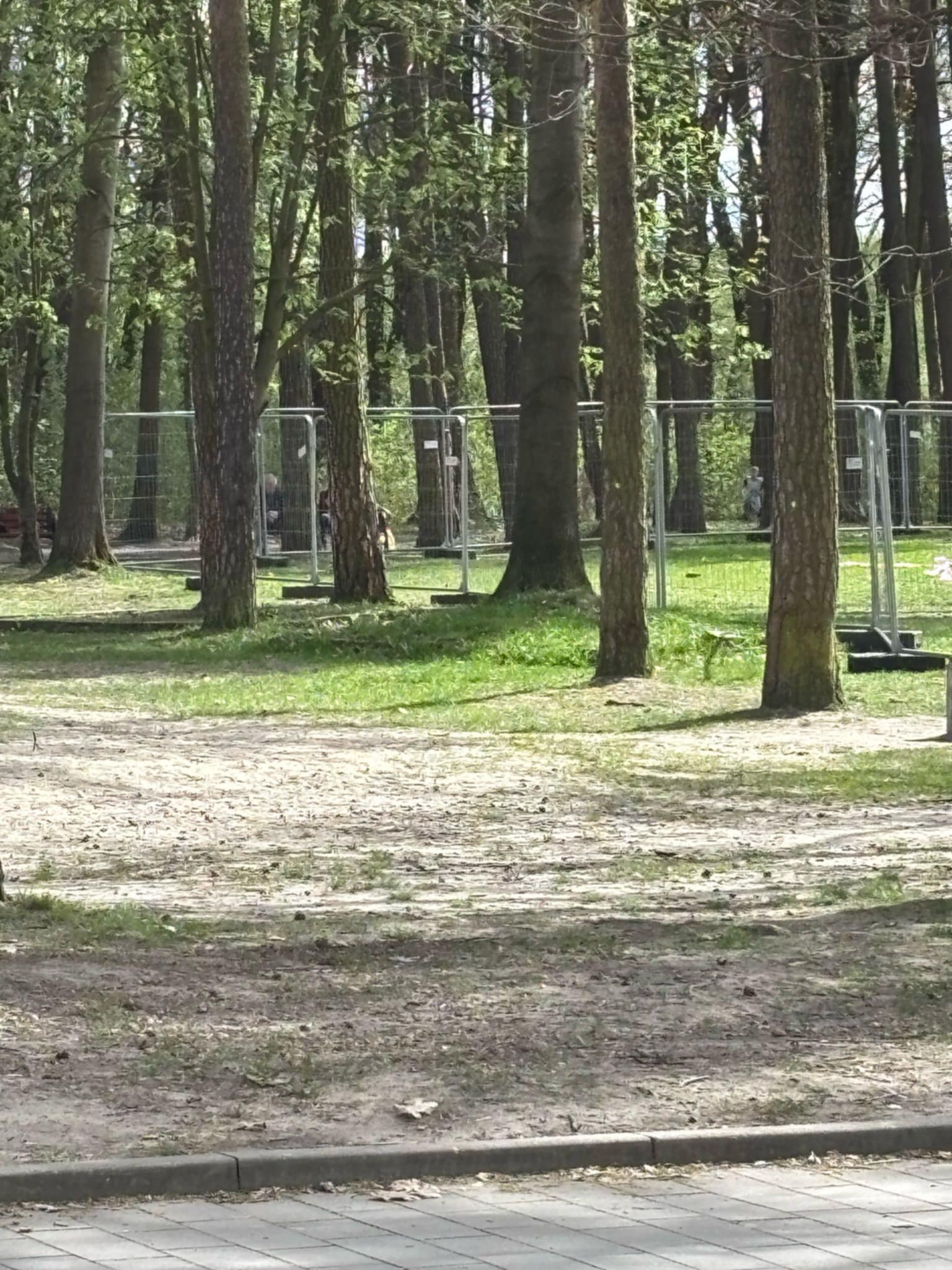 Po naszej interwencji: Plac budowy w parku został ogrodzony